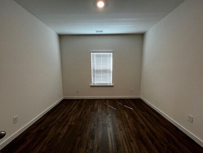 Building Photo - One level 4 Bed 3 Bath home built in 2024