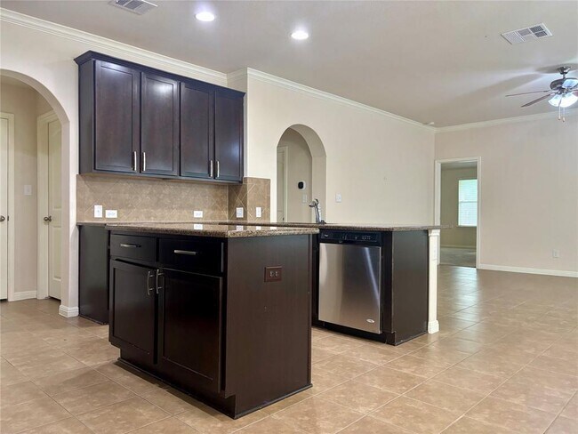 Building Photo - 909 Coulee Dr