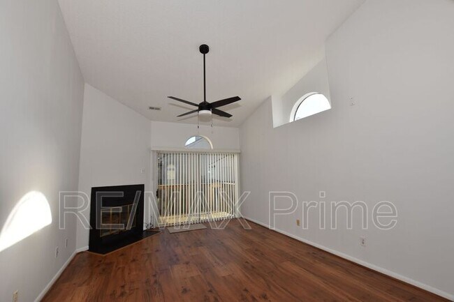 Building Photo - 525 E Lake Cir