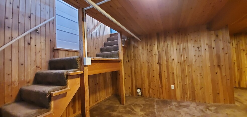 Building Photo - 332 E 5th St