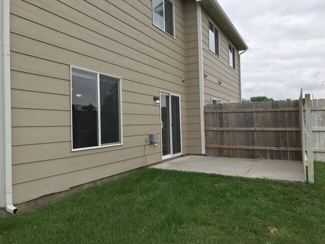 Building Photo - Luxury Townhomes