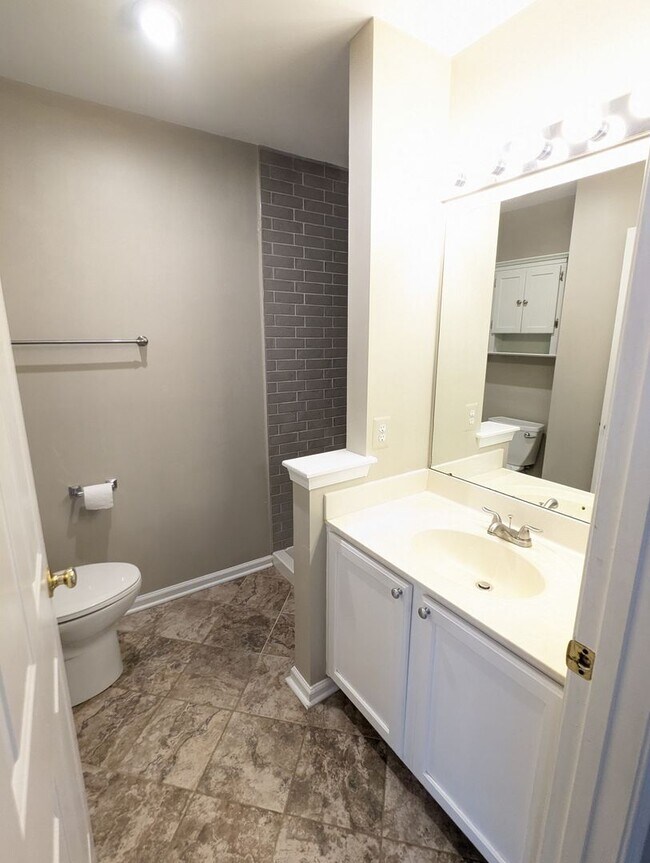 Building Photo - Beautifully maintained townhouse in Whittier available mid May!