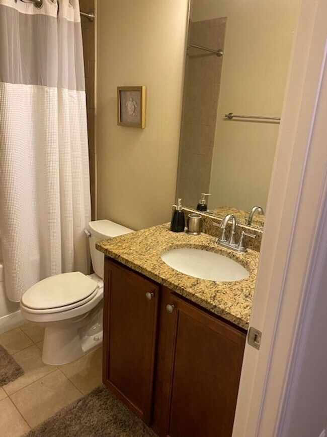 Building Photo - Amazing Furnished Town Home in Brunswick F...