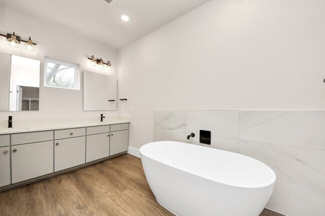 Building Photo - 783 Mansfield St