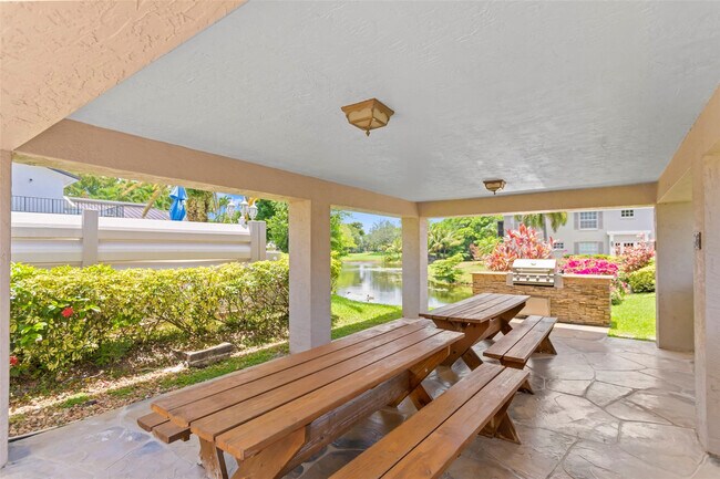 Building Photo - 9000 Jacaranda Ln