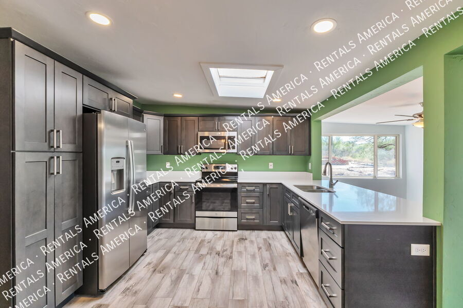 Building Photo - 330 E Mountain Vista Dr