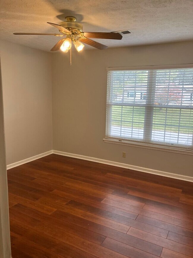 Building Photo - Charming Old Hickory Home
