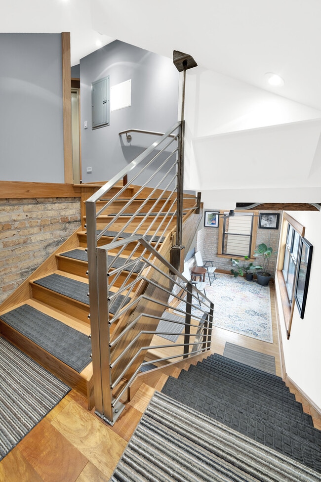 Building Photo - 1226 S 60th Ct