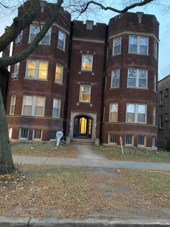 Building Photo - 6356 N Paulina St