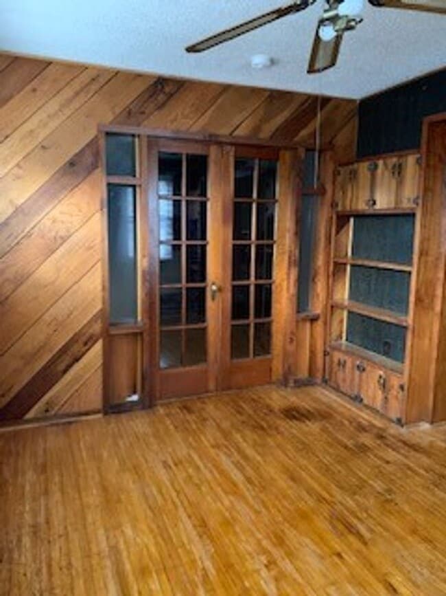Building Photo - Large 3 BR 2 BA house w beautiful woodwork...