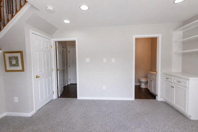 Building Photo - 2086 Clipper Park Rd