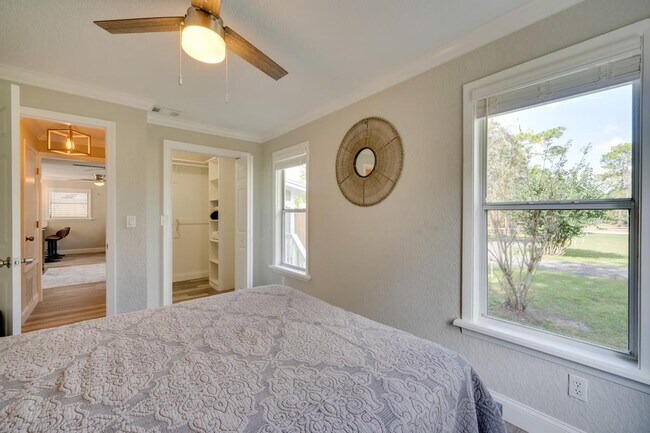 Building Photo - 224 E Kelly Park Rd