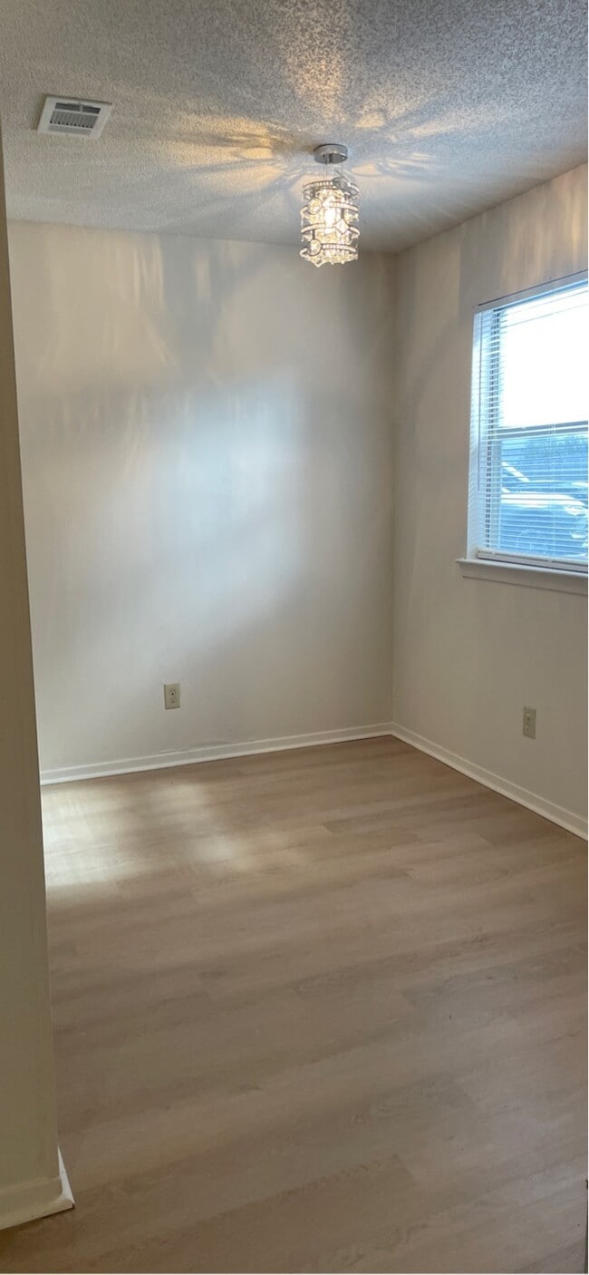 Building Photo - 401 Shadow Oaks Dr