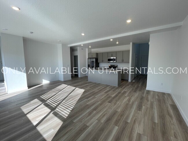 Building Photo - 1605 W Charmer Ln