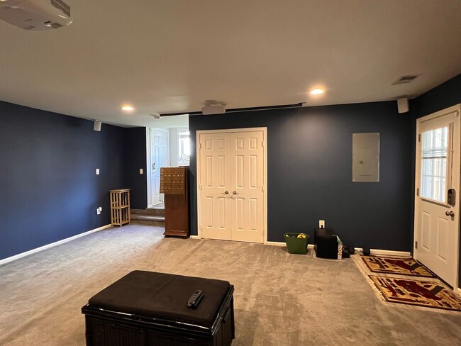 Building Photo - Heart's Desire End Unit Townhome 2700+ SqF...