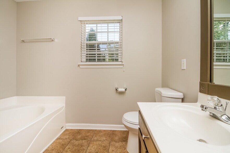 Building Photo - 2023 Trenton Dr