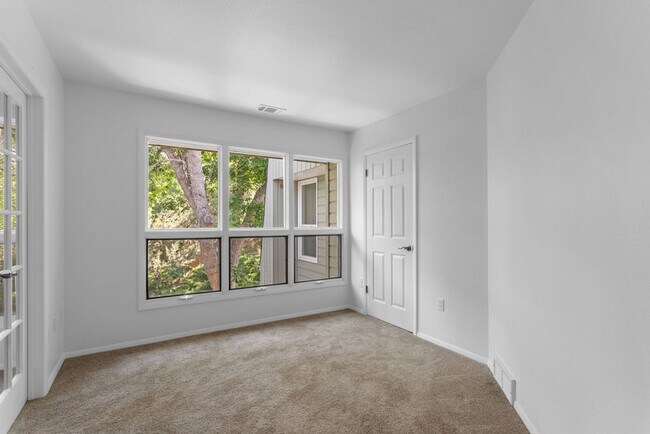 Building Photo - 4 Bedroom, 2.5 Bathroom in Lakeside Terrac...