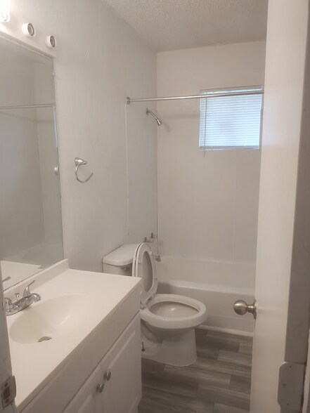 Building Photo - 622 Woodmont Dr