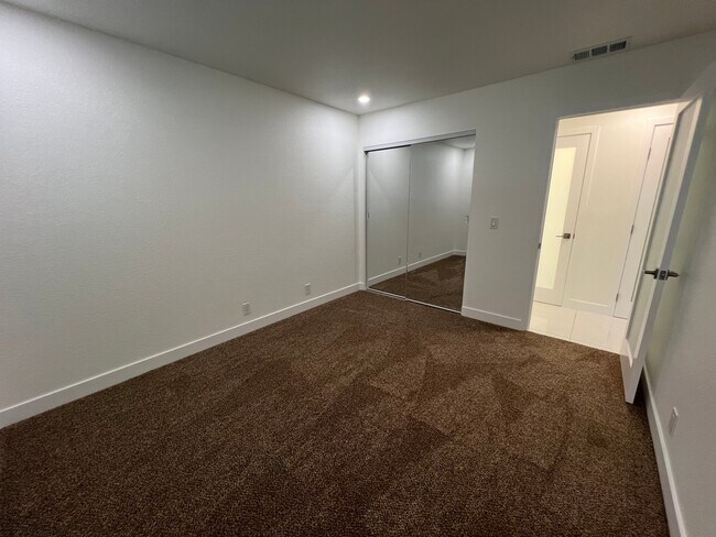 Building Photo - 420 N Villa Ct