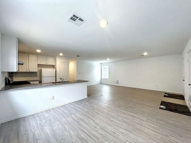 Building Photo - 3-Bedroom Home in a Quiet Neighborhood / P...