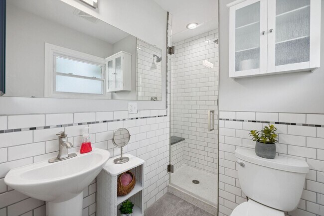 Building Photo - 1612 W 15th St