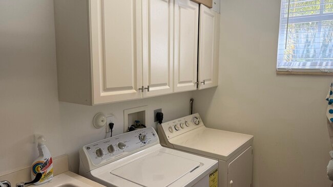 Building Photo - 210 NE 69th Cir