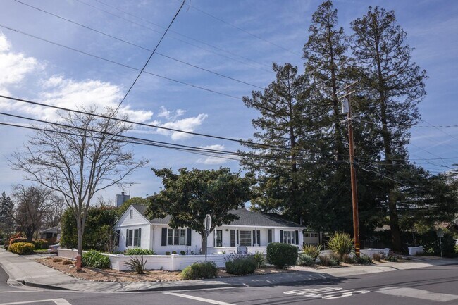 Building Photo - Great home next to Hoover Park