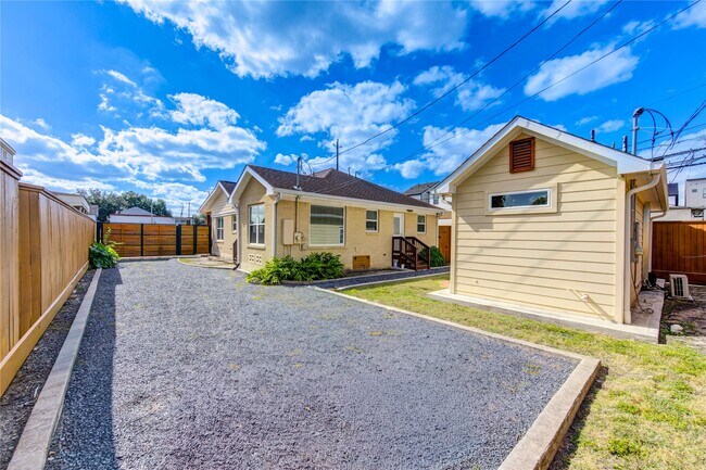 Building Photo - 2401 Eagle St