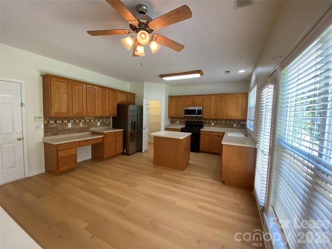 Building Photo - 9901 Hazelview Dr