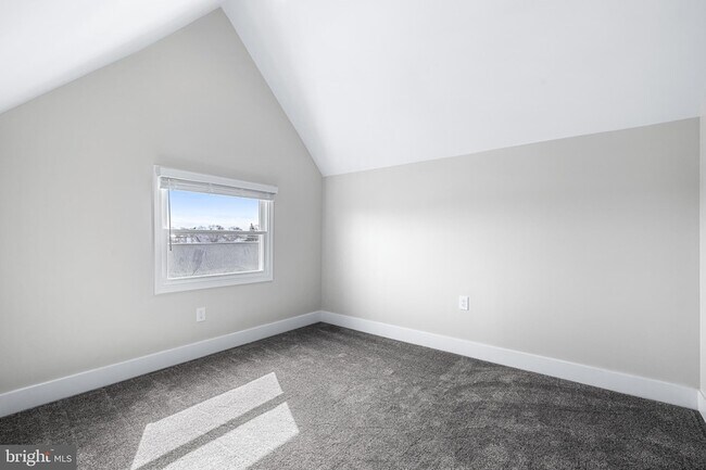 Building Photo - 320 W King St