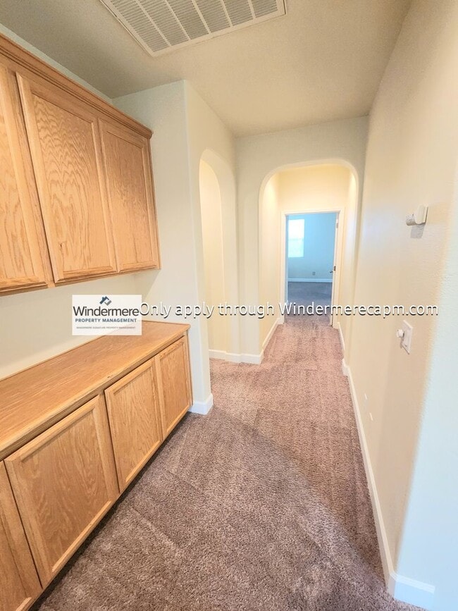 Building Photo - AWESOME 3 BED/2.5 BATH FLOOR PLAN AVAILABL...