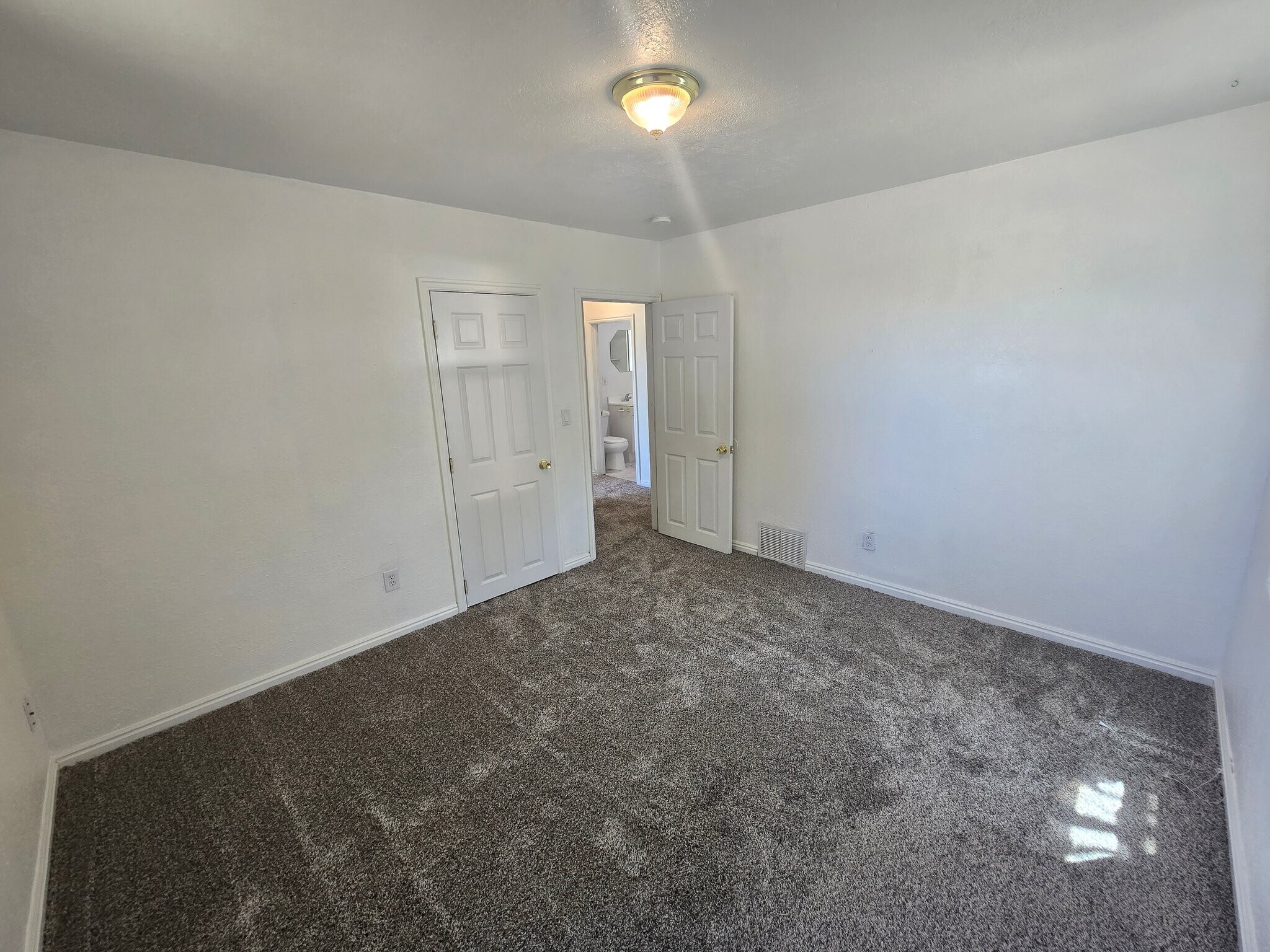 Building Photo - 509 W 200 S