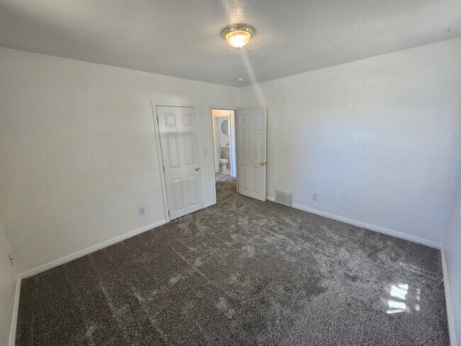 Building Photo - 509 W 200 S