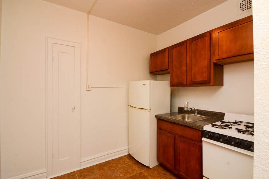 Building Photo - 4823 N Damen Ave