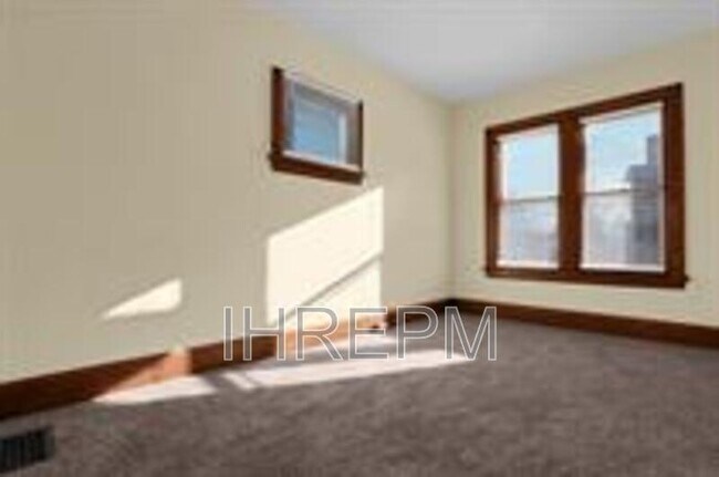 Building Photo - 1259 E Livingston Ave