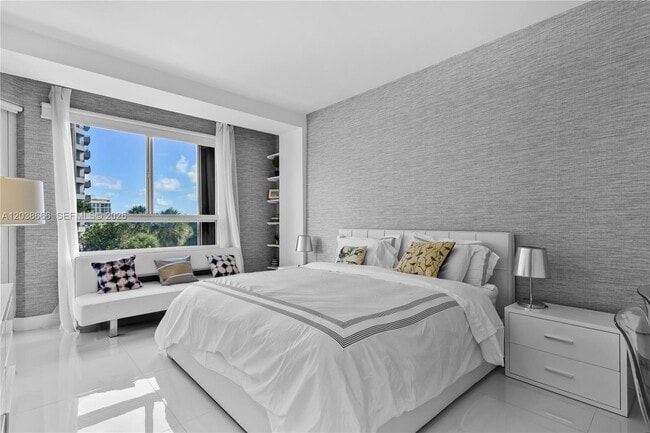Building Photo - 251 Crandon Blvd