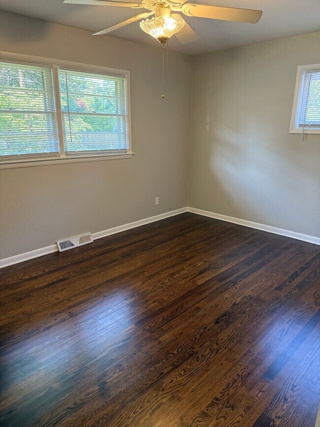 Building Photo - 3 Bedroom Ranch Convenient to Battleground...