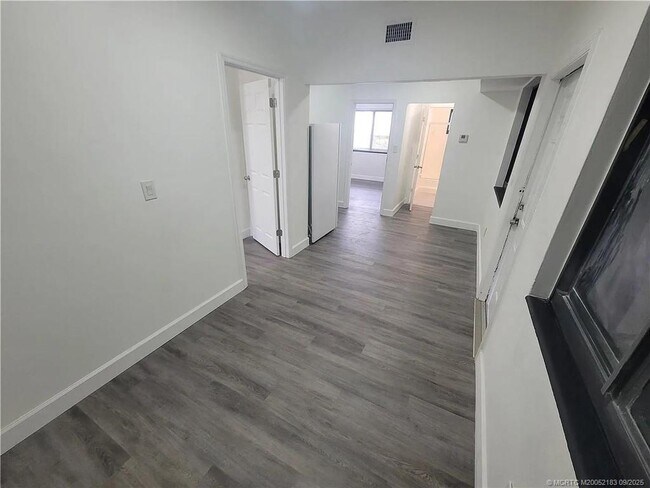 Building Photo - 1144 NW 30th St