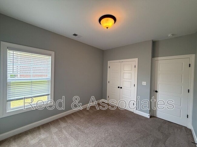 Building Photo - 3261 Vineyard Dr S