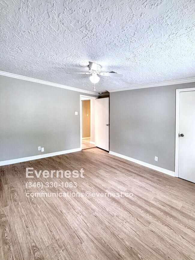 Building Photo - 3-Bedroom, 2-Bath Home with Pool and Conve...
