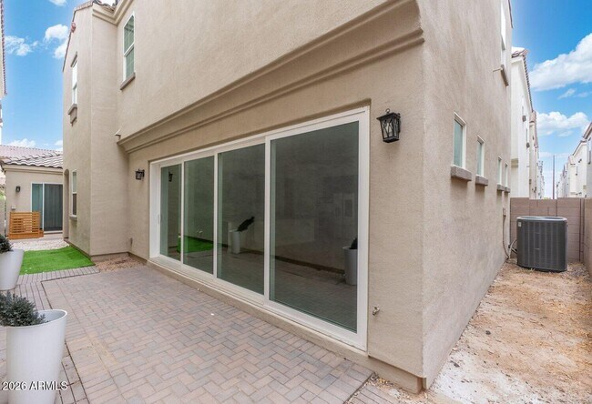 Building Photo - 221 E Balsam Dr