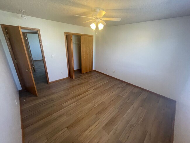 Building Photo - AVAILABLE NOW!!!  2 bedroom, 1 bath condo ...