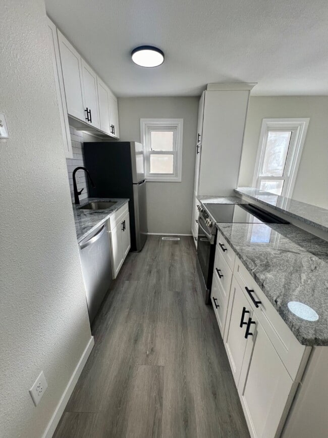 Building Photo - Conveniently located updated 2 bedroom!