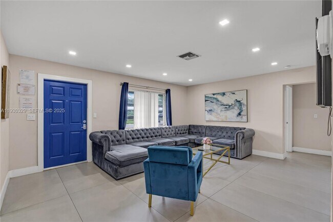 Building Photo - 2217 NW 4th Ave