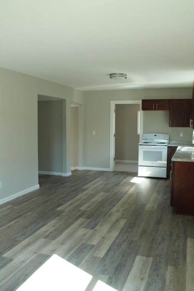 Building Photo - Modern Charm Meets Prime Location!