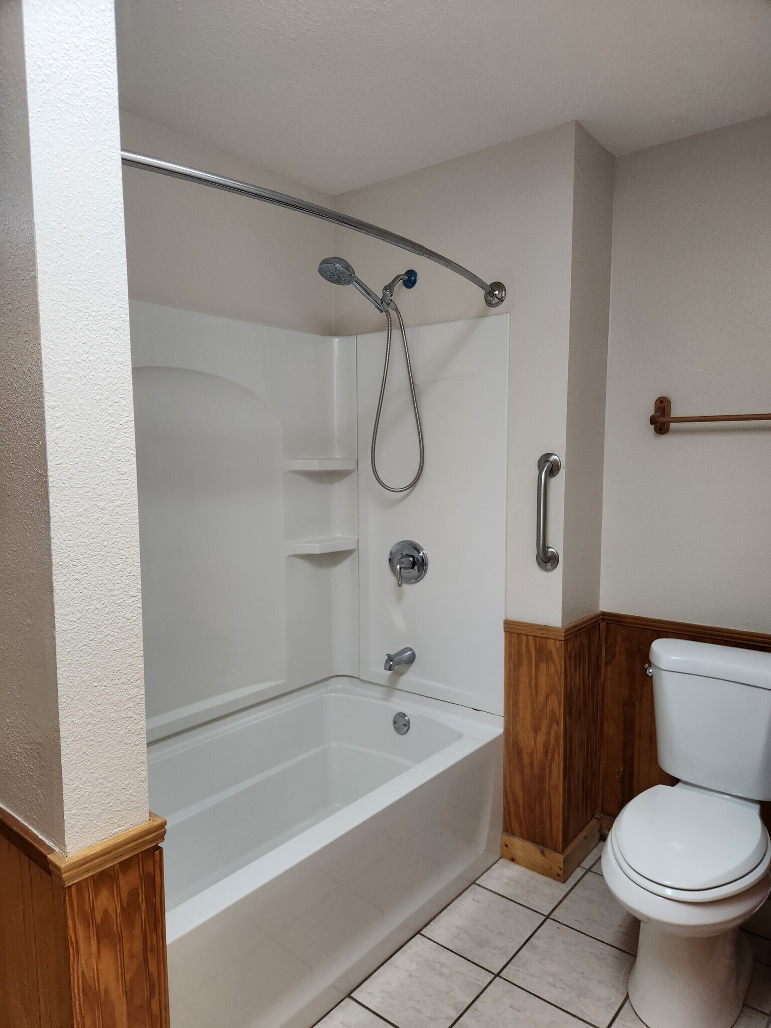 Bath with tub and shower - 5212 Bertsville Rd