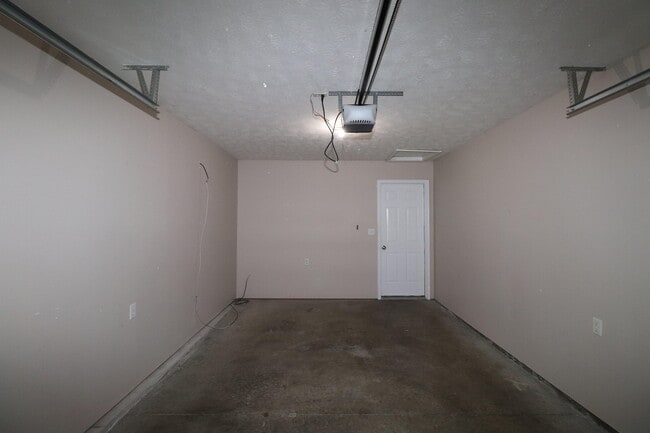 Building Photo - 100-102 Aubrey Dr