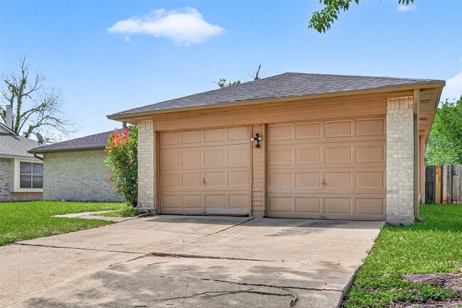 Building Photo - 2310 Woodwind Dr