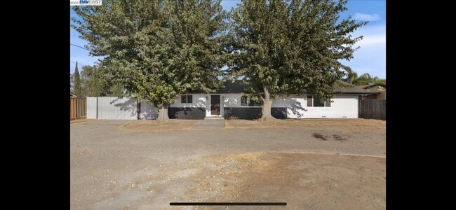 Building Photo - Single Story Home With Acreage