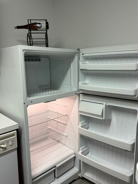 Defrost free refrigerator Freezer - 1053 Danby Rd